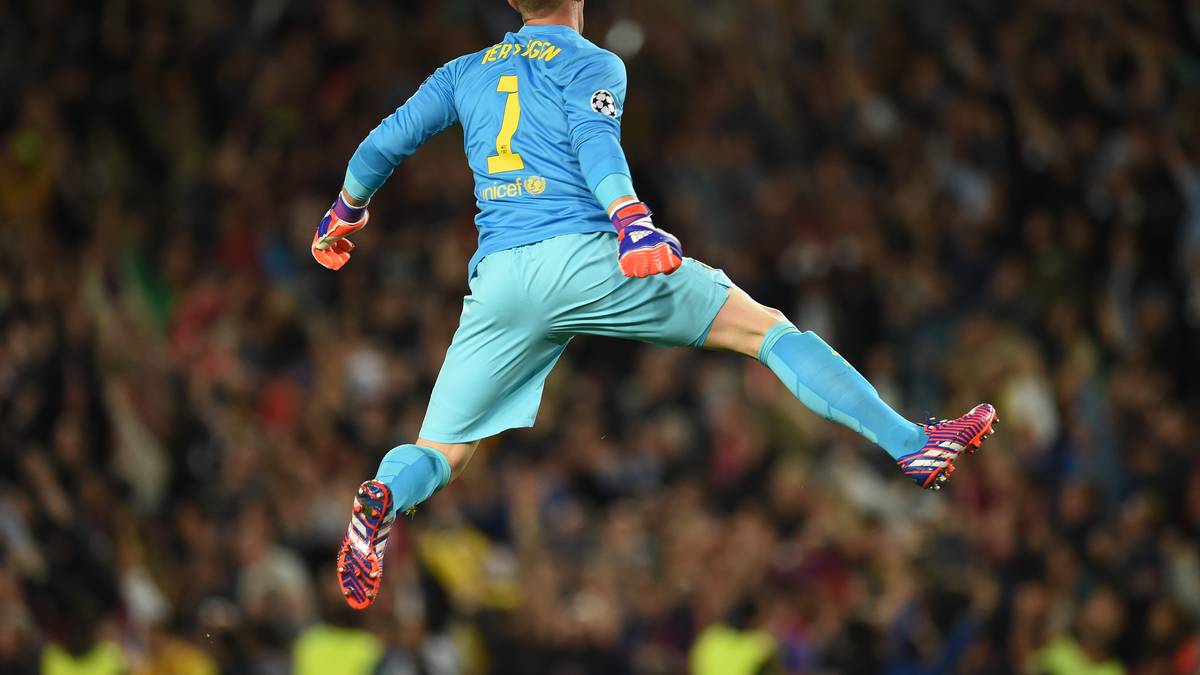 Fast wie einst Michael Jordan steht der deutsche Barca-Torwart in der Luft