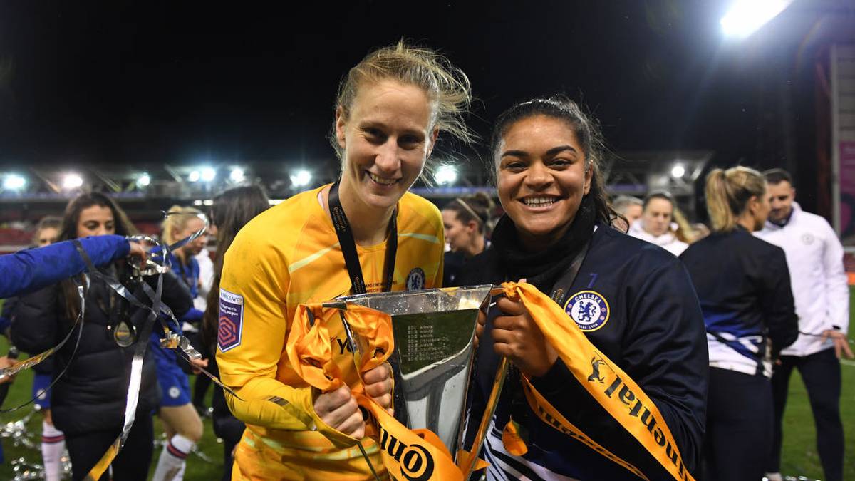 Im Februar 2019 sicherte sich Ann-Katrin Berger (l.) mit dem FC Chelsea den League Cup