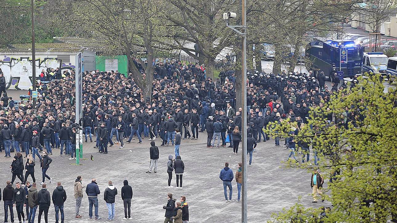 Eintracht-Fans stürmen 96-Arena