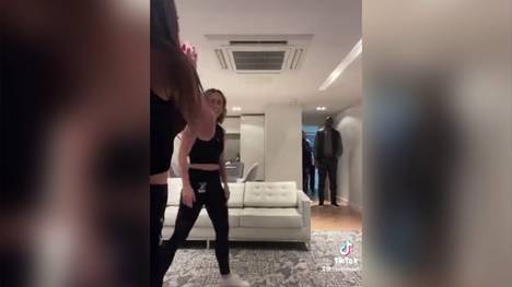 Ein Video von Crystal Palace-Trainer Patrick Vieira geht in England viral. Die französische Legende war in ein TikTok-Video der Crystal-Cheerleader reingeplatzt. 