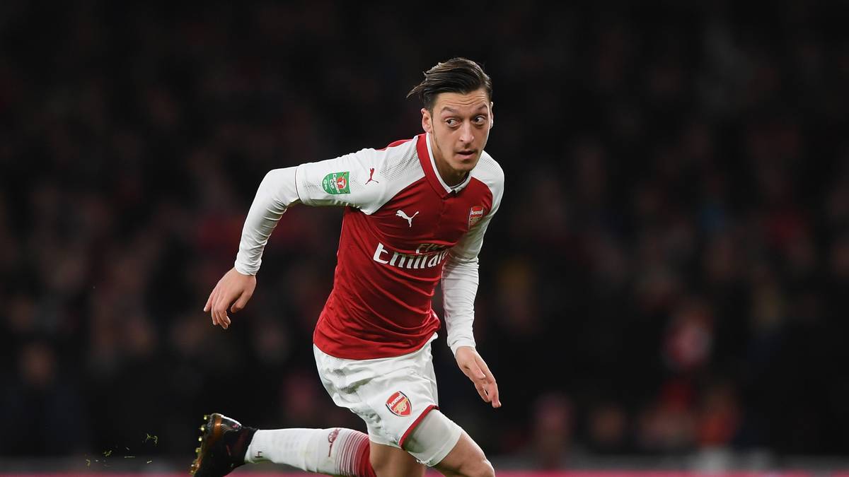 Mesut Özil ist und bleibt der Fixpunkt von Londons Angriffmaschine. Nach monatelangem Hin und Her entschied sich der Weltmeister zum Verbleib. Bis 2021 wird Özil die Geschicke auf dem Platz leiten. Mit rund 400.000 Euro die Woche - zirka 20,6 Millionen im Jahr - steigt er zum bestbezahlten Profi der Klub-Geschichte auf