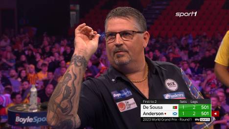 Gary Anderson setzt sich im letzten Leg des letzten Satzes gegen José de Sousa im Darts World Grand Prix durch und steht damit im Achtelfinale.