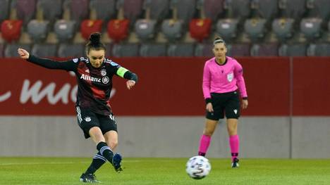 Lina Magull tritt zum Elfmeter für den FC Bayern an