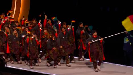 Die Olympischen Spiele haben begonnen. Angeführt von Eishockey-Star Leon Draisaitl läuft das deutsche Team ein.