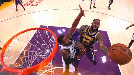 Lakers-Spieler LeBron James (r.) spielte lange stark, ehe er im letzten Viertel untertauchte