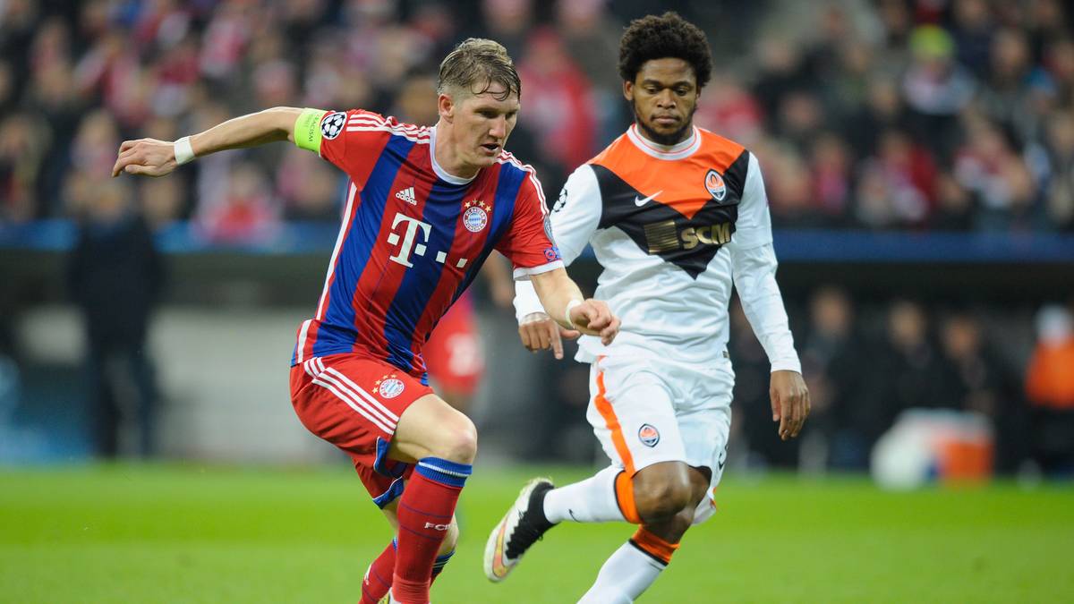 BASTIAN SCHWEINSTEIGER: Der Kapitän spielt alleine auf der Sechser-Position. Für die offensiven Akzente sind andere Fußballer zuständig. Als Abfangjäger ist Schweinsteiger kaum gefordert. Es gibt nichts, was er abfangen könnte. Das 6:0 leitet er mit einem Langstreckenpass ein. SPORT1-Note: 3