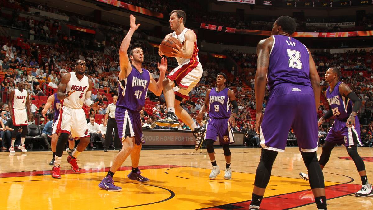 Die erste wichtige Entscheidung fällt bereits vor Tip-Off: DeMarcus Cousins von den Sacramento KIngs wird von der NBA für seinen Schlag gegen Al Horford für ein Spiel gesperrt. Ohne ihren Superstar sind die Kings dann wieder einmal hilflos und unterliegen den Miami Heat