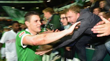 Zlatko Junuzovic von Werder Bremen feiert mit den Fans