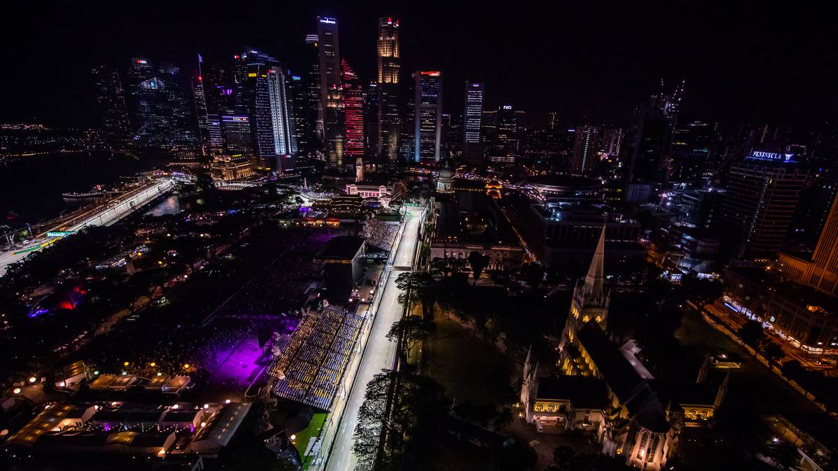 Vor der beeindruckenden Skyline von Singapur muss Sebastian Vettel liefern, um den Rückstand auf Lewis Hamilton zu verkürzen