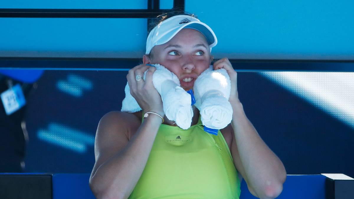 In ihrem Zweitrundenmatch muss die Dänin aber gewaltig kämpfen. Im dritten Satz liegt Wozniacki gegen die Kroatin Jana Fett bereits mit 1:5 hinten, ehe sie eine Aufholjagd startet und sich mit 7:5 doch noch den Sieg sichert 