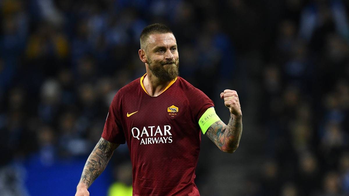 17 JAHRE: Daniele de Rossi - AS Rom (2002 - heute): Er läuft und läuft und läuft und läuft! 35 Jahre und kein bisschen müde. Wurde nach Tottis Rücktritt 2017 zum neuen Kapitän bestimmt. Pokalsieger mit der Roma 2007 und 2009, Weltmeister mit Italien 2006