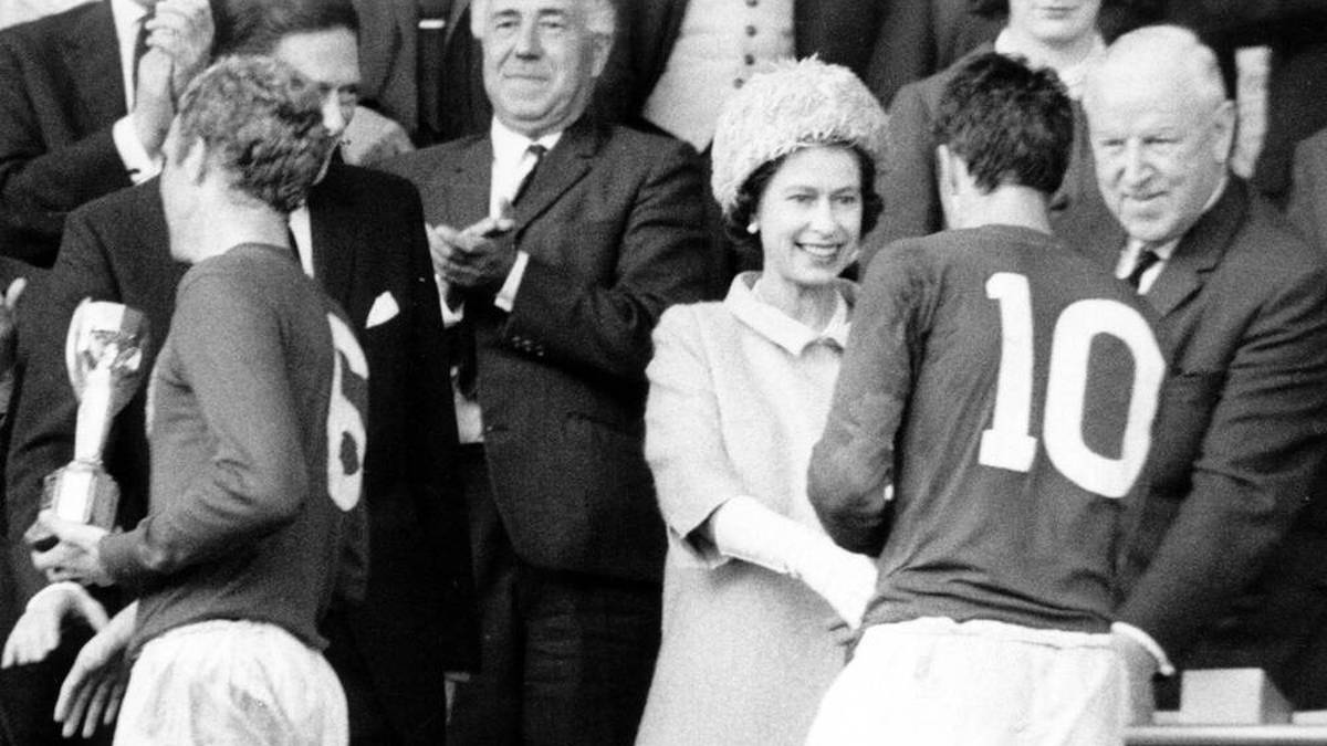 1966: England gewinnt zuhause vor den Augen von Queen Elizabeth II. gegen Deutschland - das "Wembley-Tor" geht in die Geschichte ein