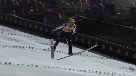 Domen Prevc ist weiter nicht zu stoppen. Beim letzten Springen der Vierschanzentournee in Bischofshofen bringt der Slowene seinen Gesamtsieg souverän über die Ziellinie und sorgt für ein Novum.