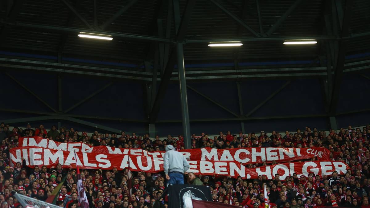 Auch die Fans der Münchner widmen dem sehr beliebten Badstuber ein Banner