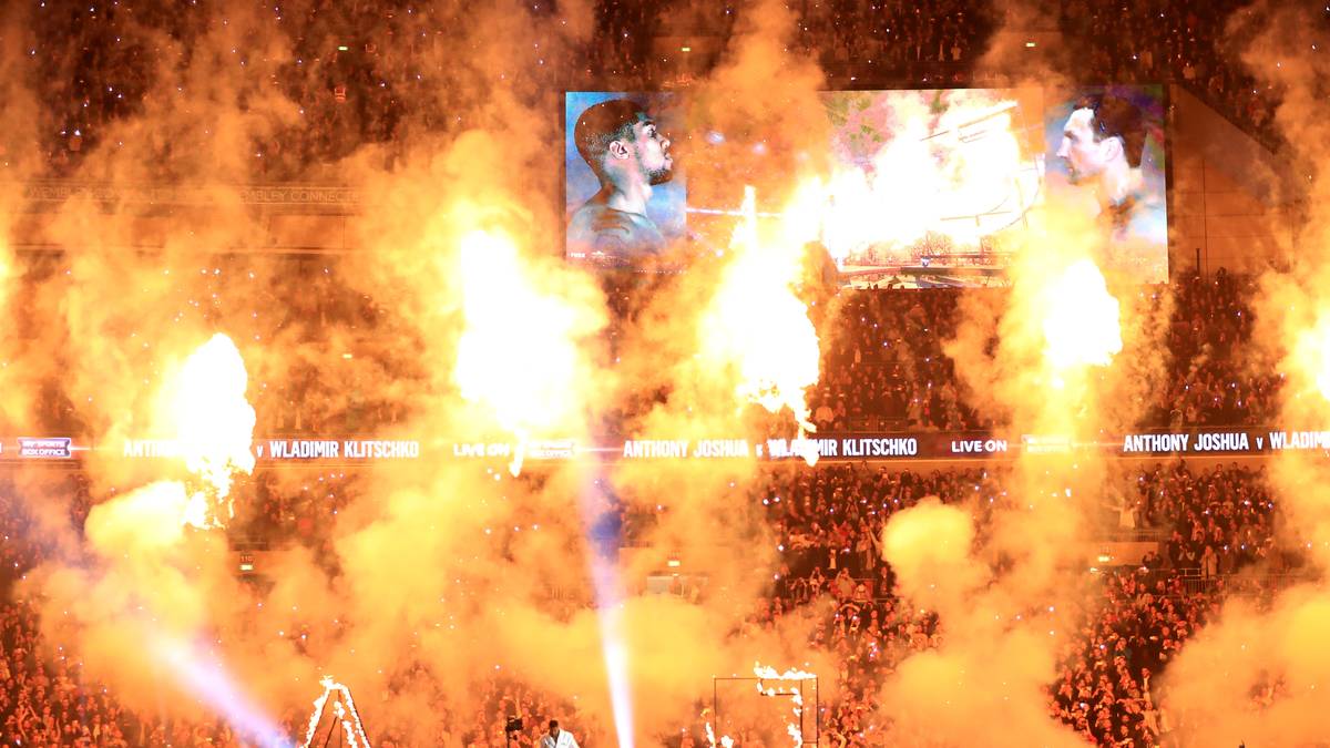 Im offenen Fußball-Stadion sorgt die gigantische Flammenshow beim Einlauf für etwas Wärme