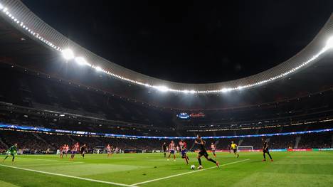 Im Stadion von Atletico Madrid kämpfen der FC Barcelona und der FC Sevilla um den spanischen Pokal