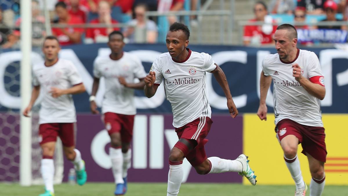 Für die sportlichen Highlights sorgen andere: Ribery (r.) und Julian Green (2.v.r.) sind am 4:1-Erfolg maßgeblich beteiligt