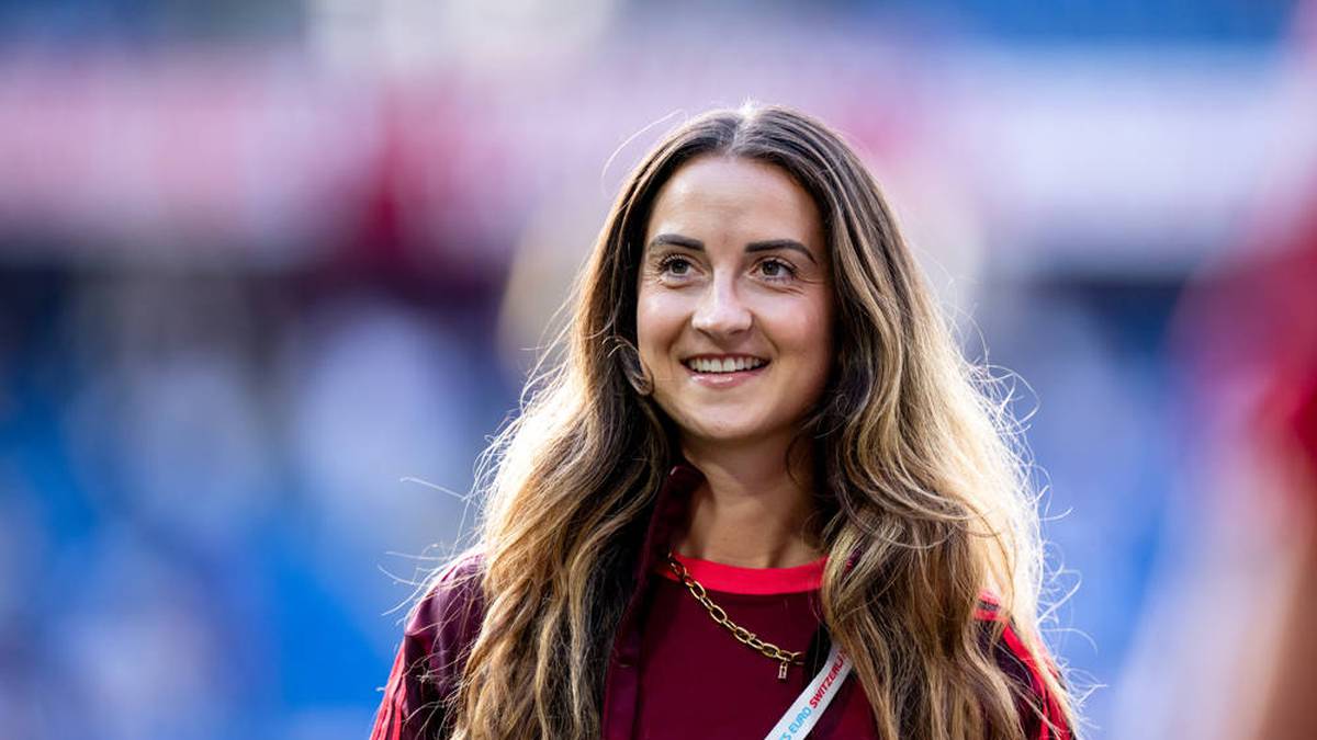 Sara Däbritz ging mit einem persönlichen Highlight in das Turnier. Ende Juni heiratete sie ihren langjährigen Lebensgefährten Lukas Dotzler. Die 30-Jährige zählt zu den erfahrensten Spielerinnen im deutschen Mittelfeld und ist die einzige im Kader, die mehr als 100 Länderspiele aufweist. 