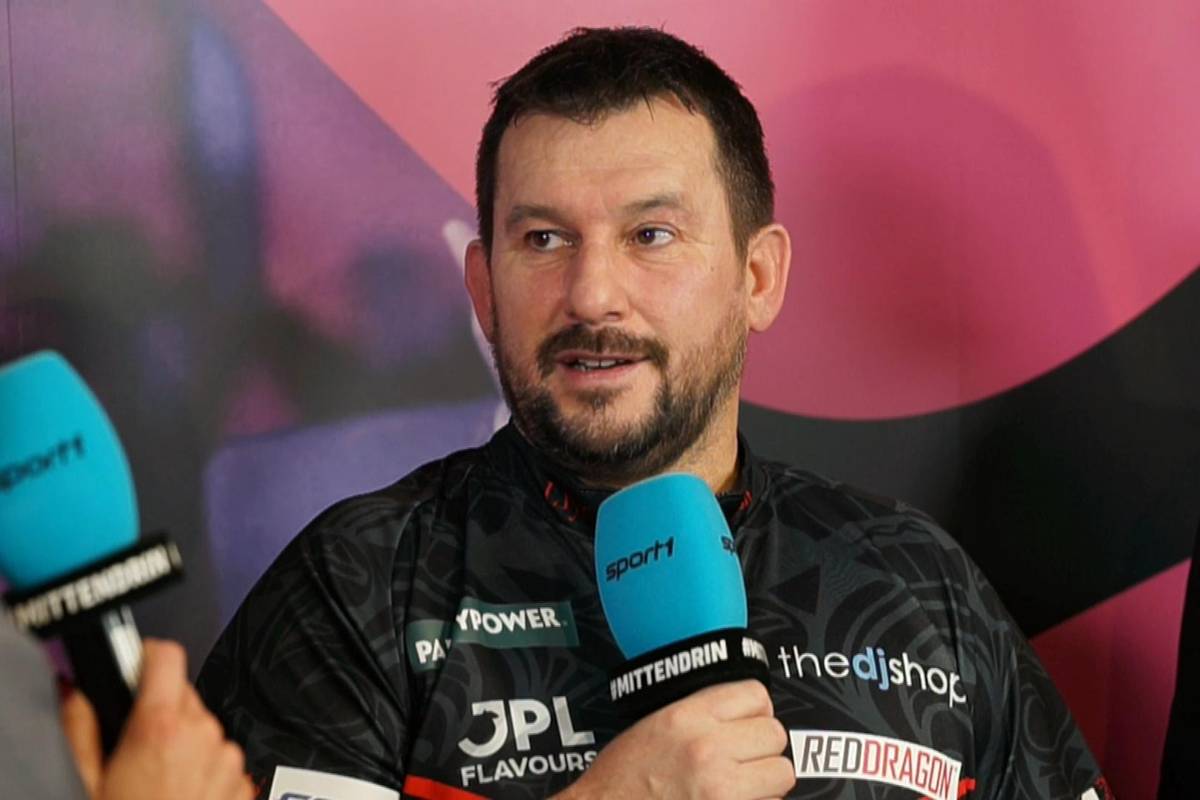 Jonny Clayton gewinnt in der dritten Runde der Darts WM 2025 gegen Daryl Gurney mit 4:3. Gurneys Worte nach dem Spiel bringen Clayton den Tränen nahe.