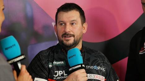 Jonny Clayton gewinnt in der dritten Runde der Darts WM 2025 gegen Daryl Gurney mit 4:3. Gurneys Worte nach dem Spiel bringen Clayton den Tränen nahe.