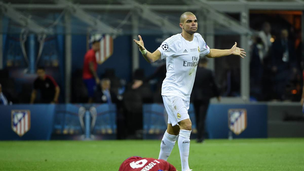 PEPE: Auch der frühere Real-Star ist kein Kind von Traurigkeit. Der Portugiese wurde in den vergangenen Jahren zwar ruhiger, doch eine negative Aktion bleibt unvergessen