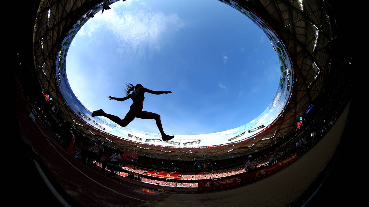 Zwei Wochen lang rennen, springen und werfen die Leichtathleten in Peking um Medaillen. Dabei passiert allerhand Unvorhergesehenes. SPORT1 zeigt einmal noch die kuriosesten Bilder der Leichtatheltik-WM.