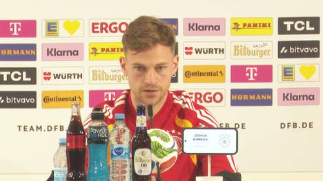 Joshua Kimmich spricht über das Zusammenspiel mit Aleksandar Pavlovic beim FC Bayern. Anschließend bügelt er eine Nachfrage kurz und knapp ab.