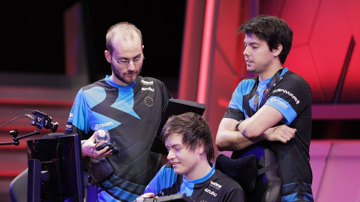 Die neue Bottom-Lane und Origen-Besitzer xPeke (r.) besprachen sich nach dem ersten Spiel gegen die Unicorns of Love am Freitagabend...