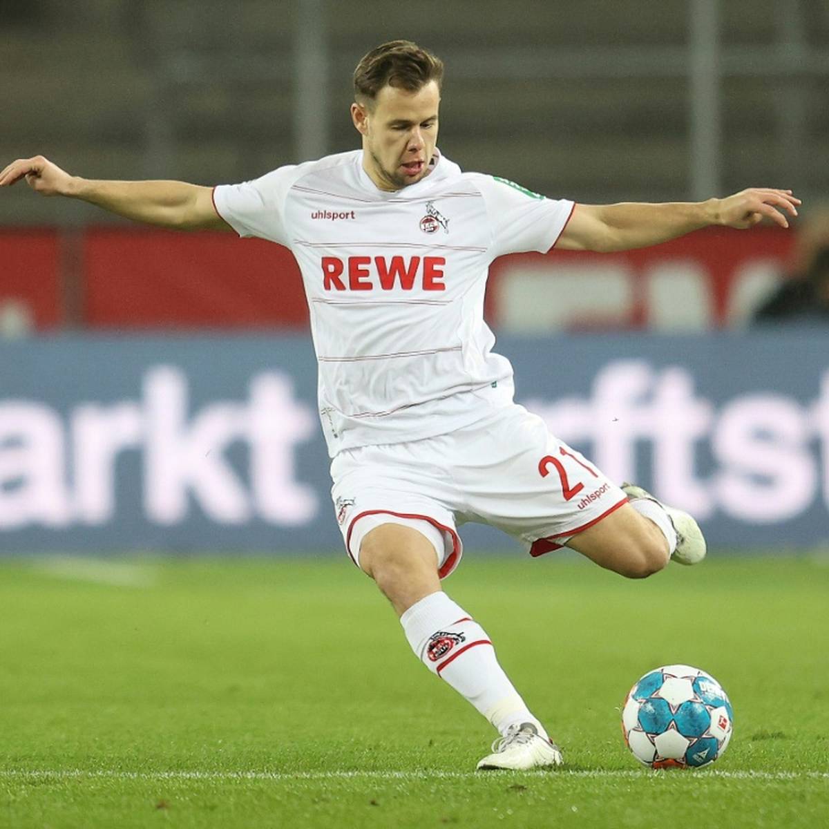 Zweitligist Hannover 96 hat sich mit Mittelfeldspieler Louis Schaub vom Bundesligisten 1. FC Köln verstärkt.