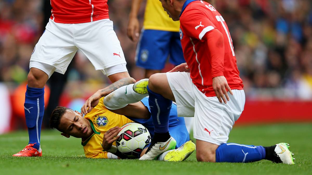 Ein ganz böser und torwürdiger Tritt - doch es gibt nicht mal die Verwarnung mit dem gelben Karton   