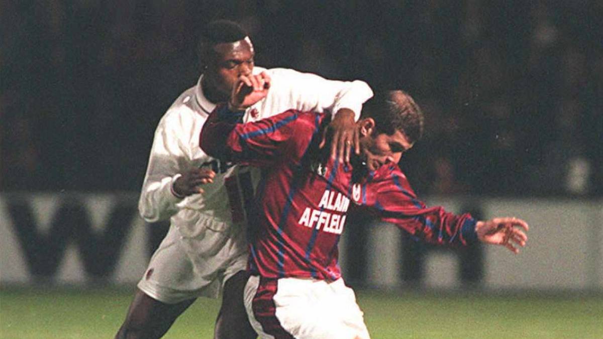 Zinedine Zidane macht erstmals in seiner Zeit bei Girondins Bordeaux international auf sich aufmerksam. Dorthin wechselt er in der Saison 1992/93 von seinem Jugendverein AS Cannes. Der Edeltechniker lernt früh, sich gegen bissige Verteidiger durchzusetzen. Die Eigenschaft fällt auch einem italienischen Spitzenteam auf...
