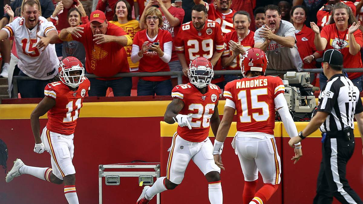 50 (!) geworfene Touchdowns in der Regular Season sind eine Marke, die er erst einmal wiederholen muss. Mahomes warf 2018 für 5000 Yards bei einer Passquote von 66 Prozent (383 angekommene Pässe von 580 Versuchen). Kann er diese Leistung bestätigen, geht es für das Team ganz weit vor