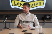Leverkusen-Neuzugang Martin Terrier erklärt, wie er zu seinem kuriosen Darts-Jubel gekommen.