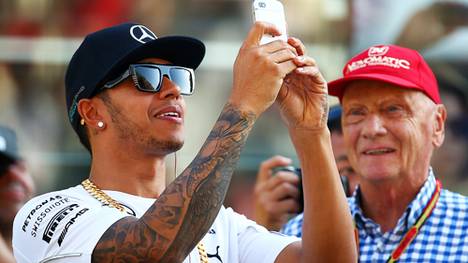 Der WM-Leader hat vor dem Start sogar noch Zeit für ein Selfie. Mercedes-Aufsichtsratschef Niki Lauda (r.) ist offenbar positiv überrascht von Hamiltons Lockerheit am Tag der Entscheidung