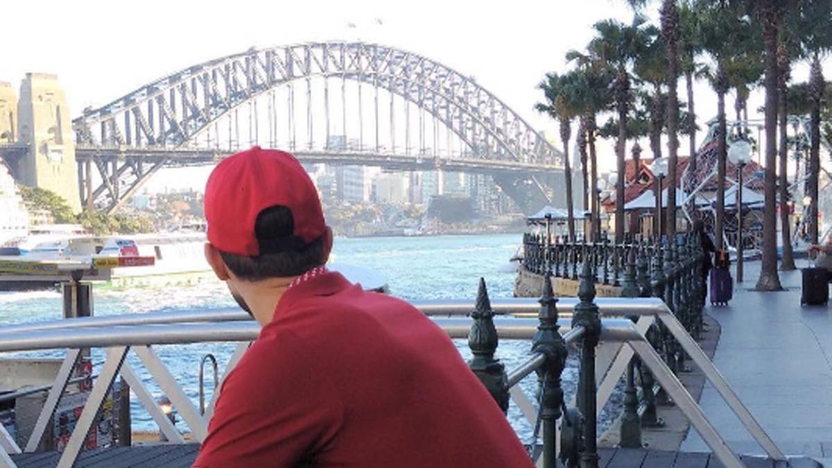 Adama Lallana macht in Sydney einen auf Touri. Der Liverpool-Profi zeigt auch in seiner Freizeit, welche Farbe er am liebsten hat 