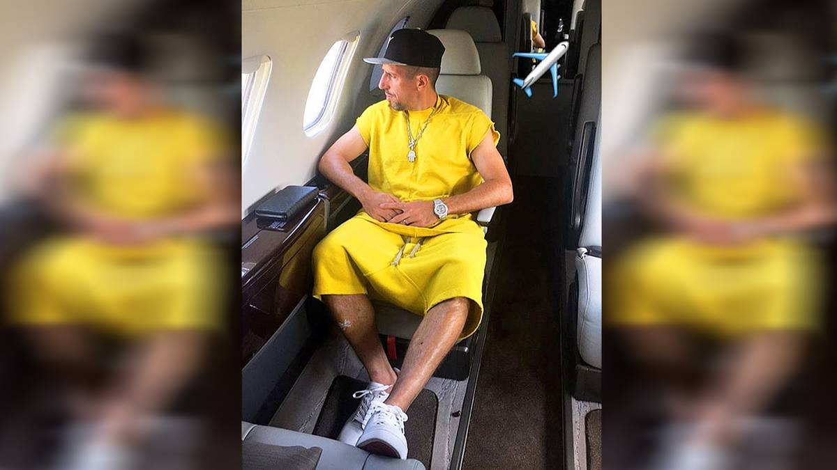 Hat Franck Ribery die Farben gewechselt? Keine Sorge, in der Bundesliga präsentierte sich der Franzose wieder in Bayern-Rot - in seiner Freizeit vor dem Ligastart gibt er passend zu seiner Flugreise aber den Kanarienvogel