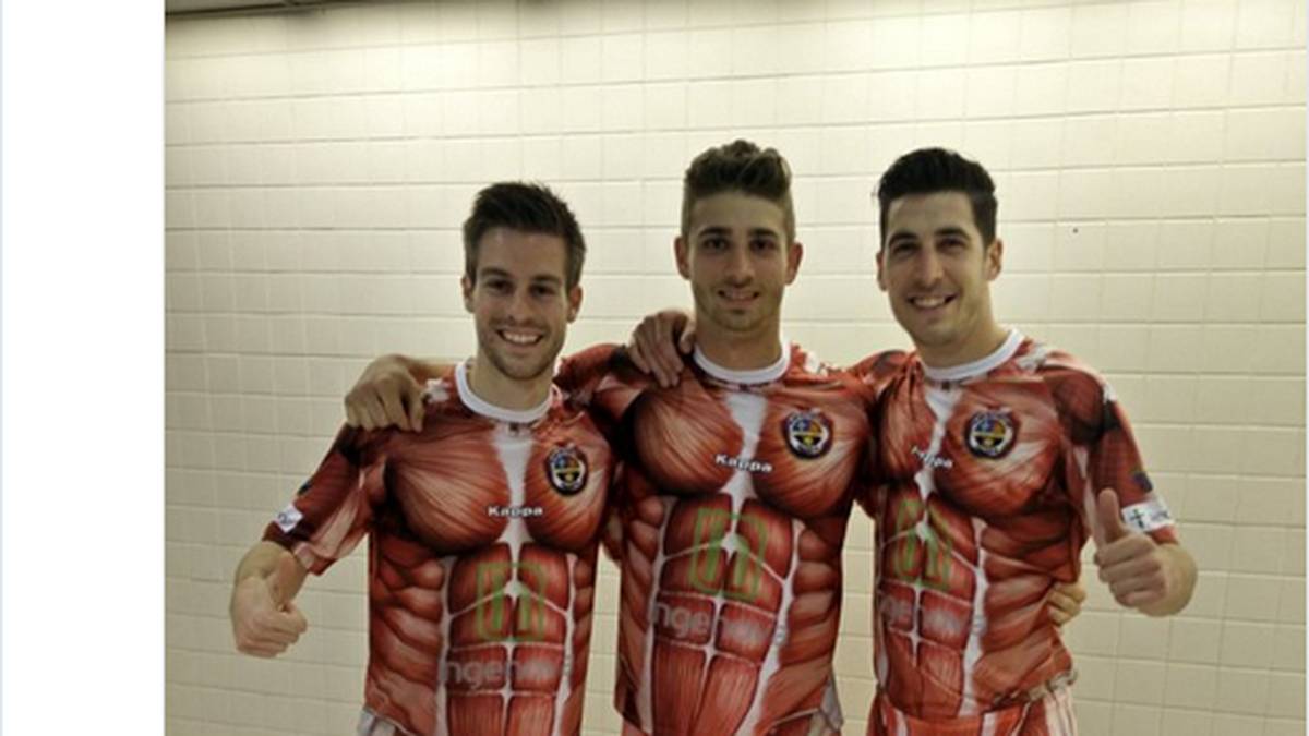 Leiberl, die eher von den Körperwelten-Ausstellungen Gunther von Hagens inspiriert scheinen. Aber: Über Geschmack lässt sich bekanntlich streiten - und ihre Gegner dürften die Palencia-Spieler in diesem Aufzug das Fürchten lehren