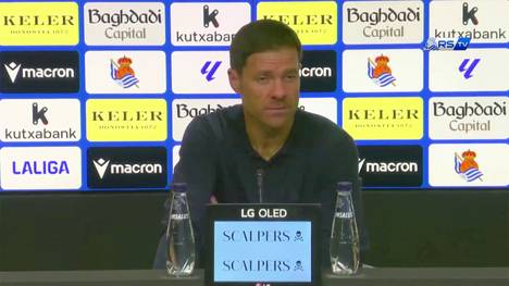Real Madrid gewinnt in Unterzahl bei Real Sociedad. Trainer Xabi Alonso macht nach der Partie den Schiedsrichter für den Spielverlauf verantwortlich.