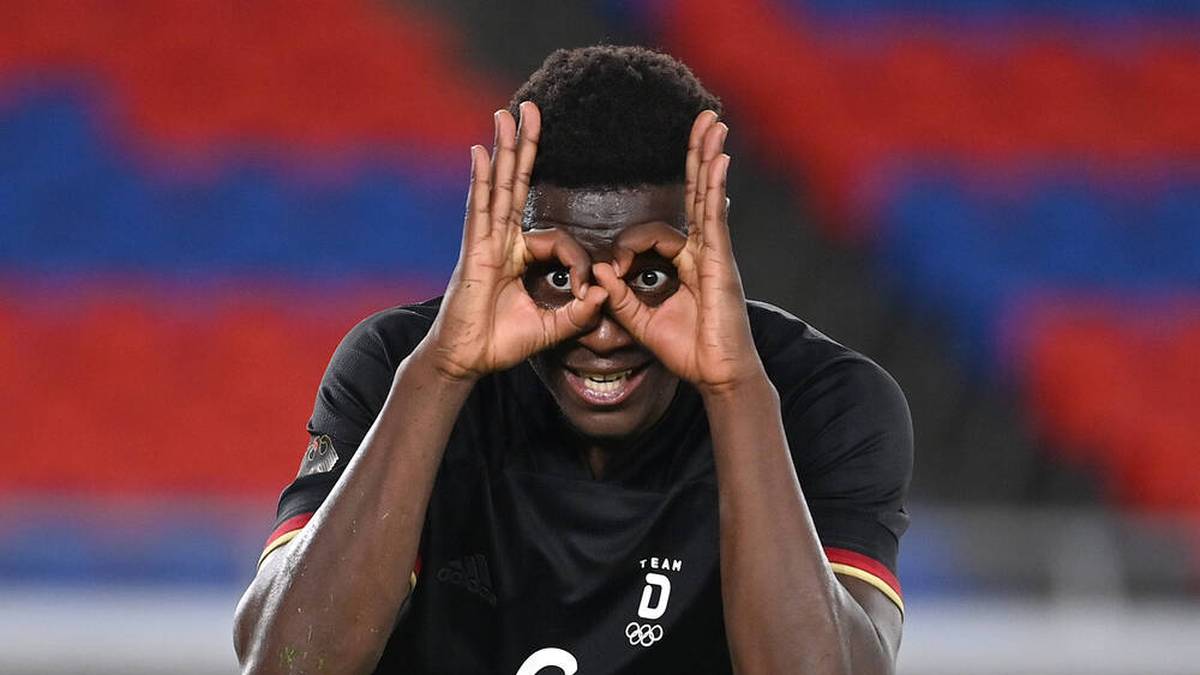 Ragnar Ache feiert sein Tor gegen Saudi-Arabien auf kuriose Weise. Am Ende gewinnt Deutschland 3:2