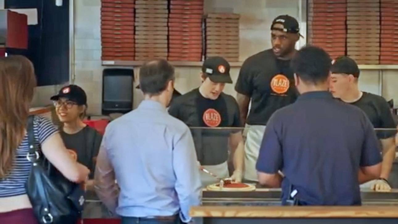 LeBron verblüfft als Pizza-Verkäufer