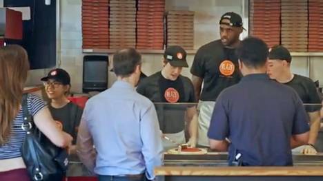 LeBron James als Pizza-Verkäufer