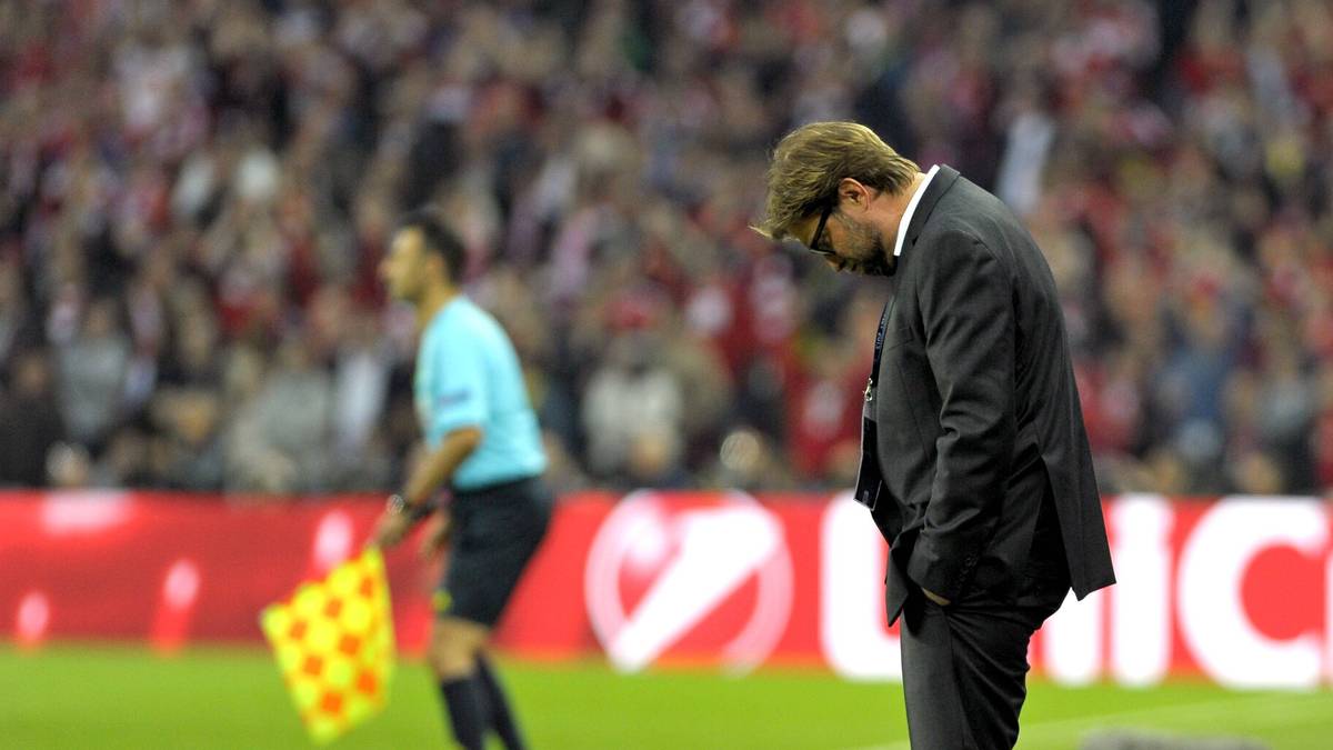 Doch in der Saison 2014/15 läuft von Beginn an alles schief. Klopps Team, obwohl erneut prominent verstärkt, gerät in arge Abstiegsnot - das Team steht zwischenzeitlich auf Rang 18 und überwintert punktgleich mit dem Letzten auf Platz 17