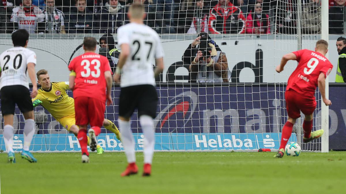 Simon Terodde gleicht per Strafstoß nach Videobeweis für den FC aus. Doch das provoziert die Eintracht nur