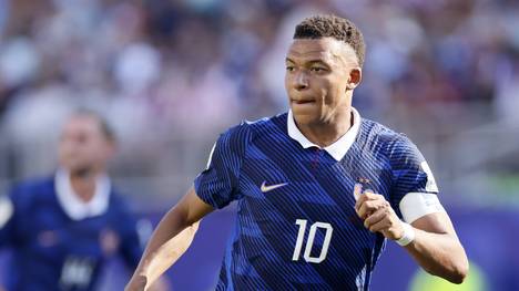 Nach ihren rassistischen Äußerungen gegen Kylian Mbappé fordert Paraguays Senatorin Celeste Amarilla nun ausgerechnet vom französischen Superstar eine Entschuldigung – der internationale Eklat geht in die nächste Runde.