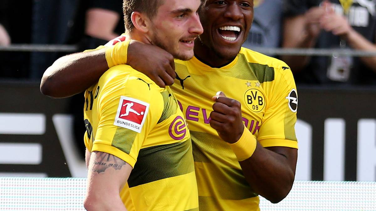 In der zweiten Hälfte legt Dortmund durch die Tore von Michy Batshuayi (r.) und Maximilian Philipp nach und bringt sich für das Revierderby am kommenden Sonntag in Stellung