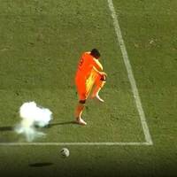 Schockszene in Ligue 1! Böller-Attacke auf Keeper