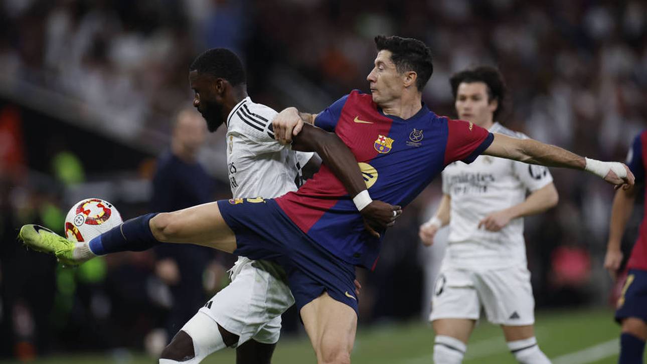 Antonio Rudiger (l.) konnte Robert Lewandowski (r.) im Finale des spanischen Supercup nicht stoppen