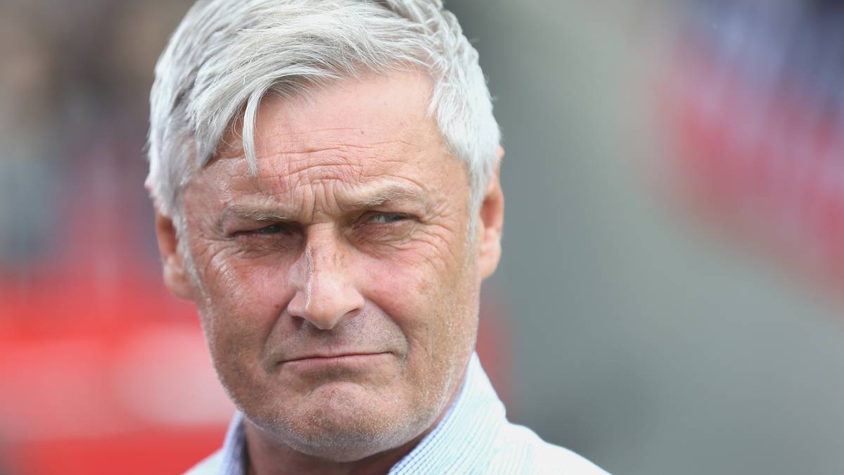 Besonders große Hoffnungen auf einen Ausrutscher der Bayern gegen Frankfurt scheint sich Eintracht-Coach Armin Veh nicht zu machen. "Das Spiel gegen Bayern ist natürlich das schwerste, weil sie die stärkste Mannschaft der Liga sind. Sie sind das Maß aller Dinge derzeit", sagte er auf der abschließenden Pressekonferenz und hisste schon vorab die weiße Flagge. SPORT1 zeigt, dass aber gerade die Eintracht auf besondere Momente hoffen kann. So kann es gehen...