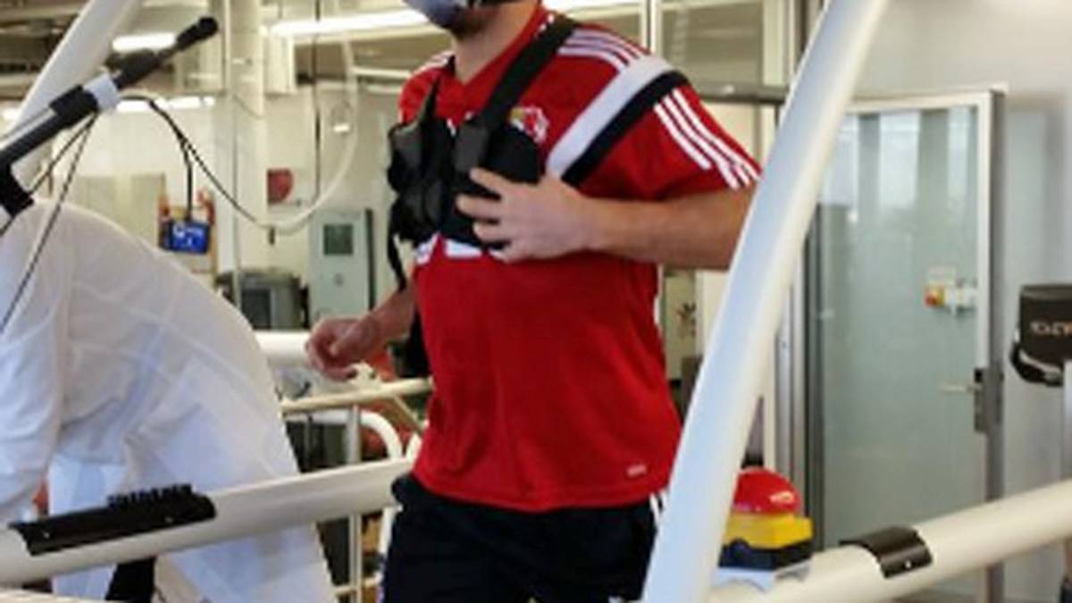 Für Guilio Donati von Bayer Leverkusen geht's am ersten Trainingstag mit der Atemmaske auf das Laufband (copyright: twitter/bayer04fussball)
