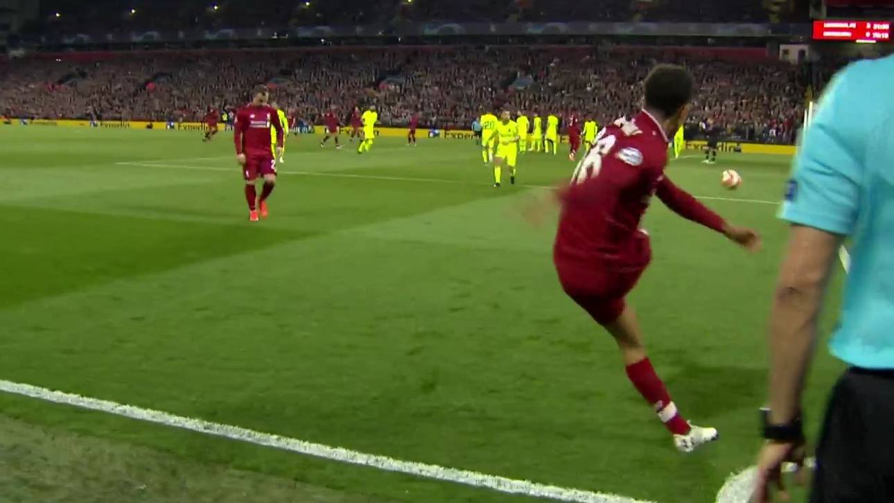 Trent Alexander-Arnold bringt den Ball in die Mitte
